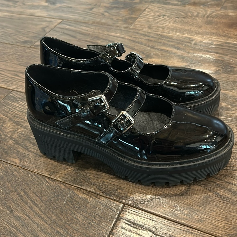 Girls patten leather dress shoes